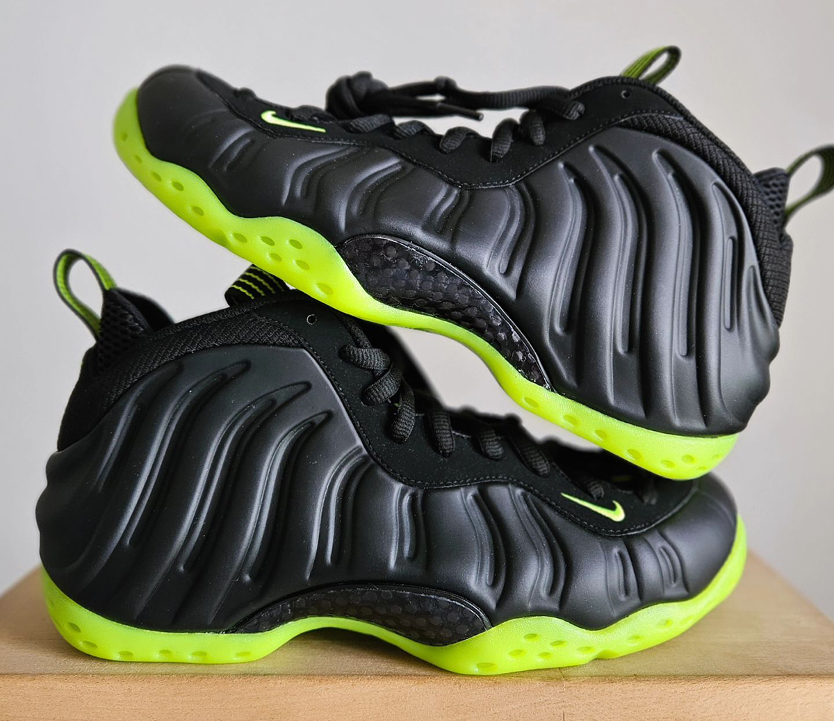 Nike Air Foamposite One Black Volt Hf2902 001