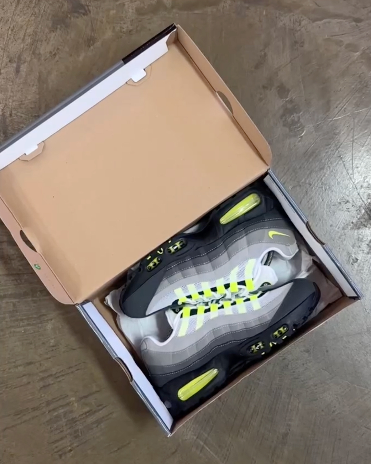 Air Max 95 Neon 2025 Release Date 4