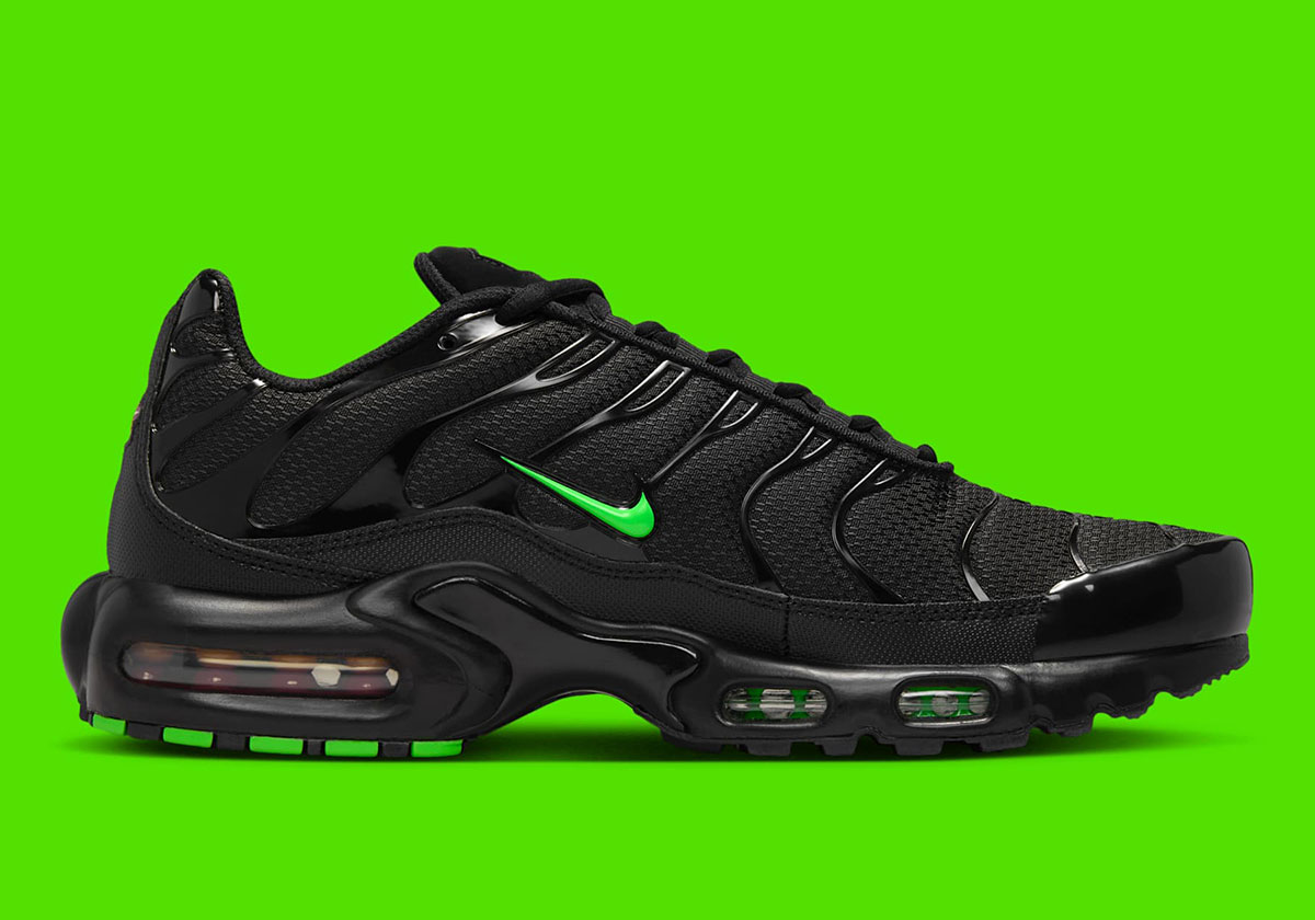 Nike Air Max Plus Black Green Strike Dm0032 024 1