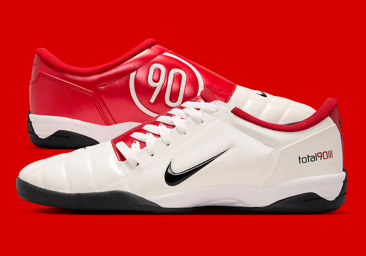 Manchester United Shines Through On This Nike Total 90 III