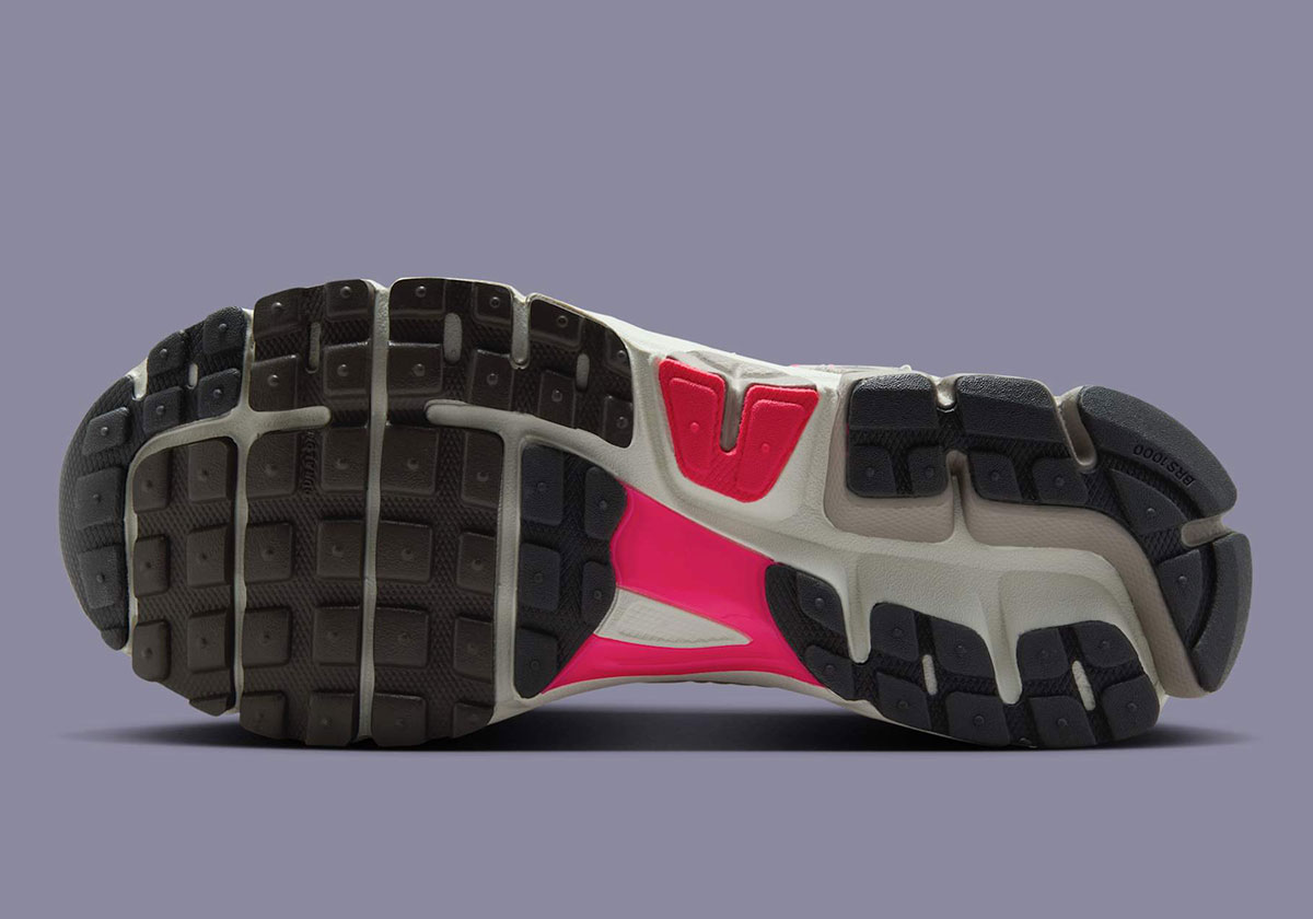 Nike Zoom Vomero 5 College Grey Sail Light Bone Medium Ash Hyper Pink Barely Volt Ih0278 033 1
