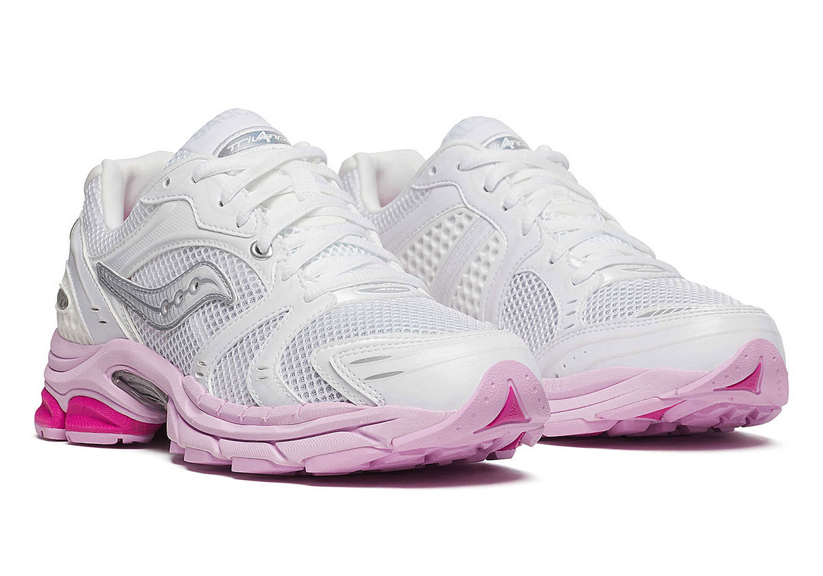 The Saucony Progrid Triumph 4 Wears A Pink Contrast Sole