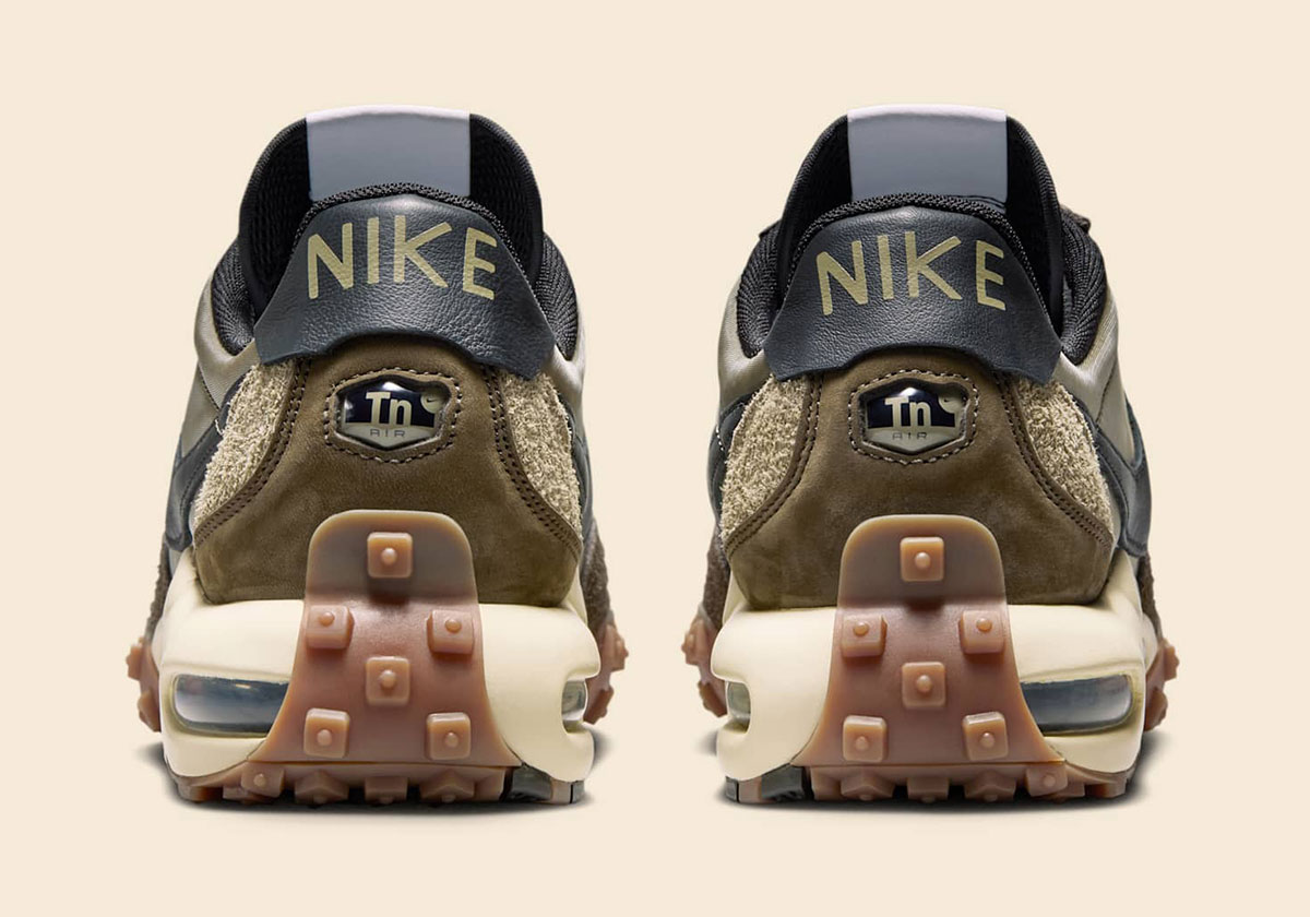 The Nike Air Max Waffle Transitions To Fall Colors