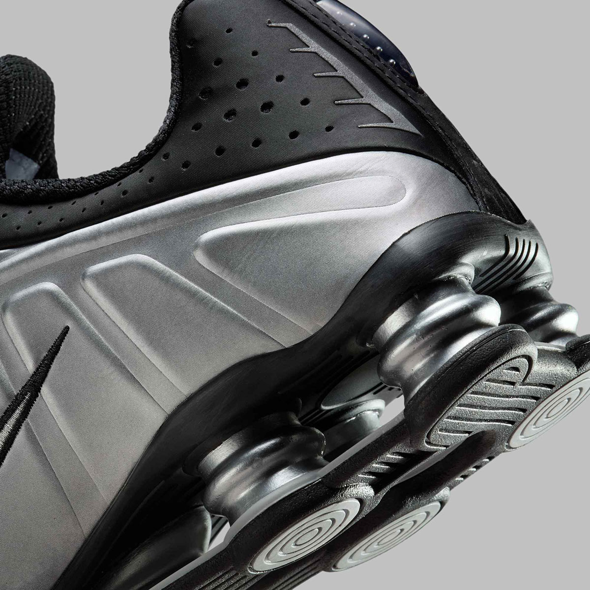 Nike Shox R4 Black Metallic Silver Hq1988 007 3